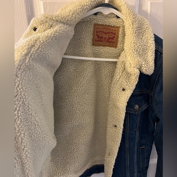Levi Denim Trucker Jacket with Sherpa Lining (Women’s) - Picture 4 of 6